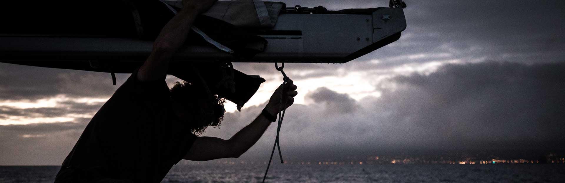 nous croyons bateau au coucher de soleil